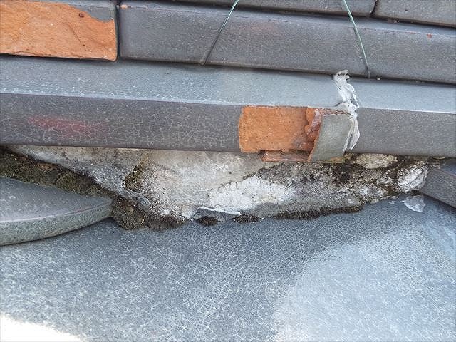 棟ののし瓦が欠けている